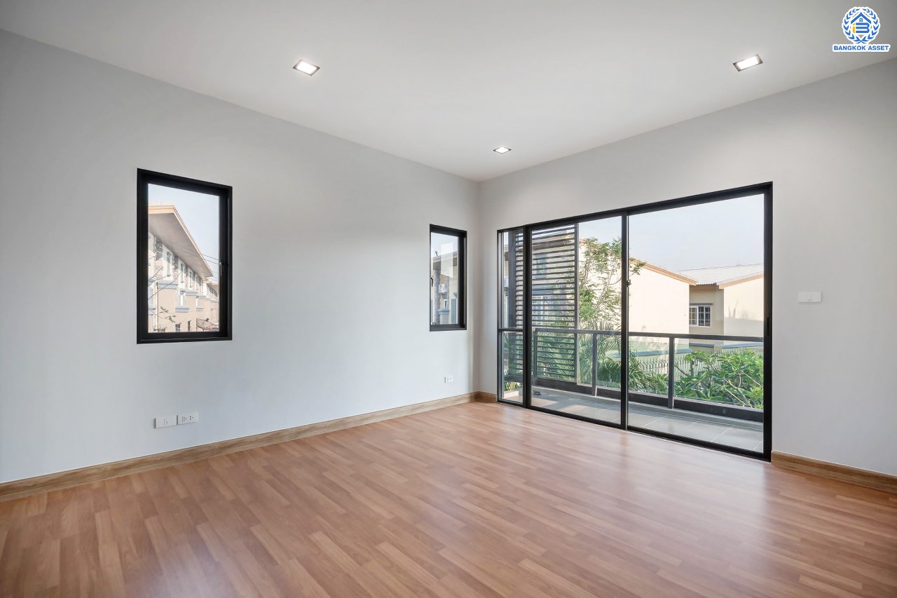 บ้านมือสองตกแต่งใหม่ โครงการ สราญสิริ ติวานนท์-แจ้งวัฒนะ1 หลังมุม เนื้อที่ 59.2 ตร.ว. ดีไซน์ตอบทุกไลฟ์สไตล์ ฟังก์ชัน 3 ห้องนอน 3 ห้องน้ำ จอดรถได้ 2 คัน Living ชั้นบนกว้างขวาง บนทำเลติดถนนใหญ่ เชื่อมต่อทุกเส้นทาง ใกล้จุดขึ้นทางด่วน "ศรีสมาน"